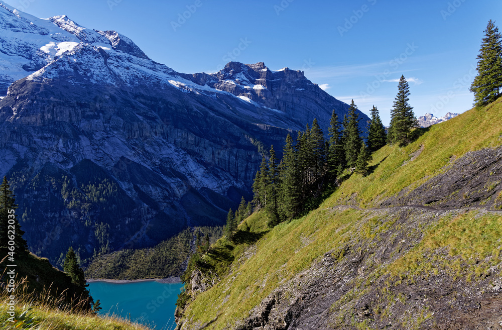 Wall mural le lac oeschinensee dans les alpes suisses