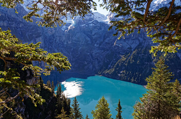 Le lac Oeschinensee dans les alpes Suisses