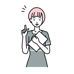 立って書類を手に持って何かひらめいたエステ店員の女性