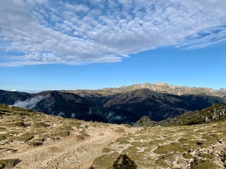 paysage de montagne corse avec nuage