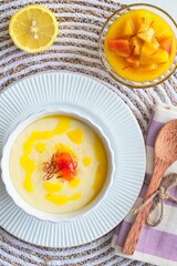 Maisbrei aus Tansania mit tropischen Früchten