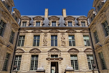 Fototapeta na wymiar Hôtel de Sully. Bâtiment historique. Paris.