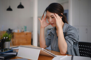 Obraz premium Frustrated stressed business owner or accountant sitting in an office because covid-19 has disappoint. Close business cafe shop concept.