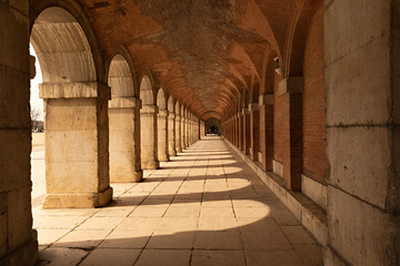 Columnas y arcos en edificio en Aranjuez.