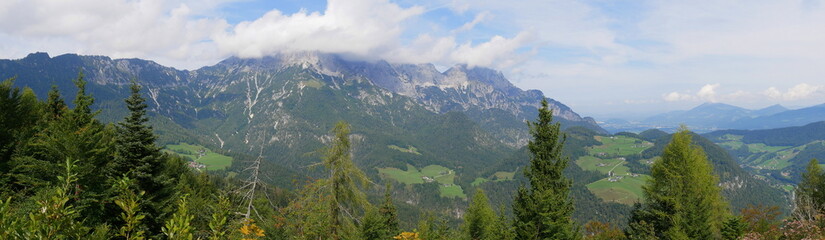 Fototapeta premium Panoramaaufnahme von der Kneifelspitze Richtung Salzburg und der Berchtesgadener Ache