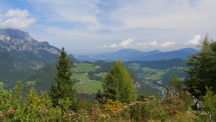 Fototapeta na wymiar Blick von der Kneifelspitze Richtung Salzburg mit Berchtesgadener Ache