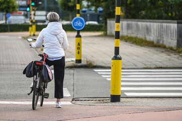 carrefour transport feu rouge circulation velo cycliste environnement ecologie cyclable femme...