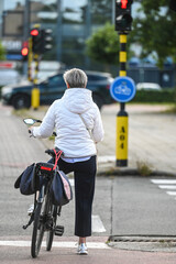 carrefour transport feu rouge circulation velo cycliste environnement ecologie cyclable femme solitude