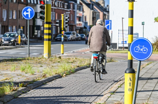 carrefour transport feu rouge circulation velo cycliste environnement ecologie cyclable vieux seniors