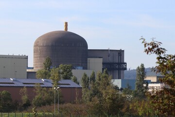 La centrale nucleaire de Saint Alban les Eaux, mise en service en 1985, vue de l'extérieur, ville...