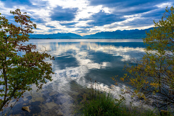 Obraz premium Breathtaking early autumn landscapes along the shores of the Upper Zurch Lake (Obersee) between Hurden (Schwyz) and Rapperswil (St. Gallen), Switzerland