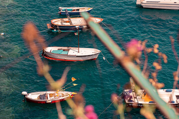Pintoresca vista de los yates andando sobre el mar mediterr&aacute;neo en los acantilados de Positano y Amalfi en Italia