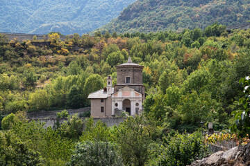 Fototapeta na wymiar Italian landscape with an old house in the nature