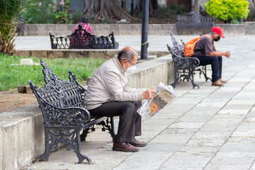 Hombre leyendo el peri&oacute;dico por la ma&ntilde;ana