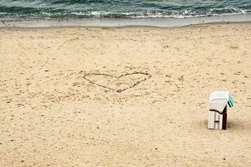 Naklejka premium Herz am Strand mit Strandkorb