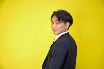 振り返るスーツを着た日本人男性