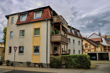 weißwasser, deutschland - mehrfamilienhaus mit holzbalkon