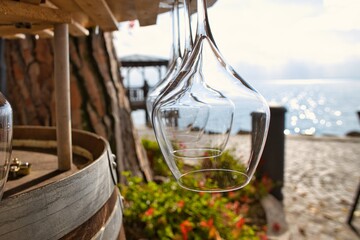 Wine bar sul lago di garda veneto con bicchiere e botte