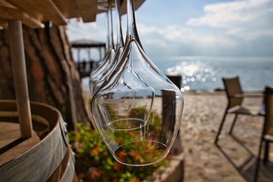Wine bar sul lago di garda con bicchiere
