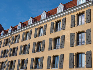 gelbes Haus mit grünen Fensterläden, Straßenansicht, Kopenhagen