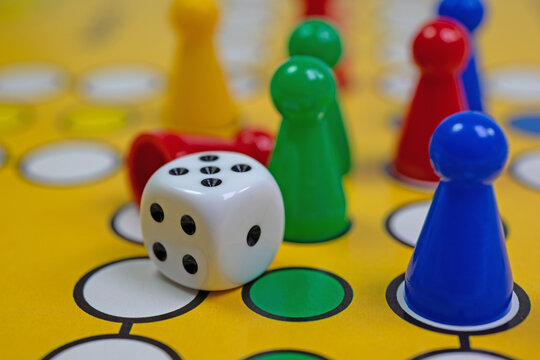 Bunte Spielfiguren und W&uuml;rfel in einer Nahaufnahme