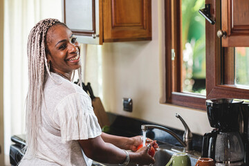 hermosa mujer morena afro sonriente en la cocina