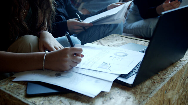 Schoolchildren solving a mathematical problem while on distance learning