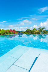 Fototapeta na wymiar Hermoso paisaje de una piscina con el cielo despejado