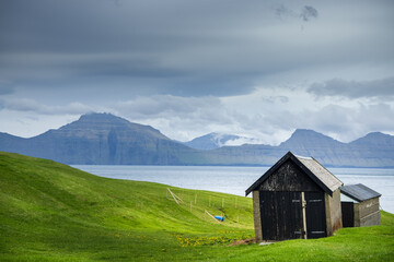 Fototapeta na wymiar einsame Hütte am Fjord, Färöer Inseln