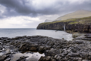 Wasserfall am Ozean, Färöer Inseln