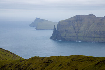 hohe Klippen an der Küste, Färöer Inseln