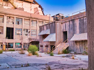 Zelfklevend Fotobehang Oud verlaten fabrieksgebouw © Mark Paulda/Wirestock