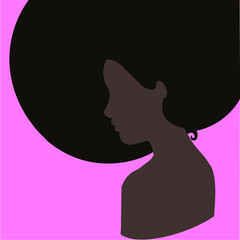 Vector mujer de perfil con pelo afro sobre fondo rosa. Diversidad, igualdad, feminismo.