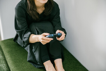 ゲームを楽しむ女性
部屋でゲームをする女性
ゲームをする人