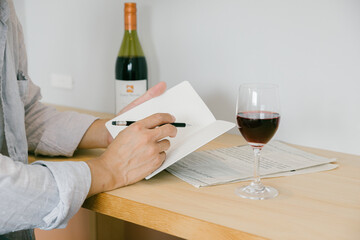 ワインを片手に仕事する男性
ワインを嗜む男性