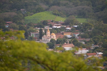 pueblo a lo lejos