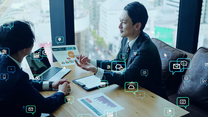 ミーティングするビジネスマン　経営戦略