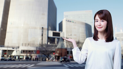 街を案内する女性　ツアーガイド