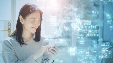 スマホで通信する女性　モバイルネットワーク 