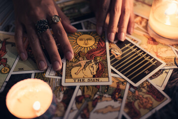 Tarot cards. THE SUN card on tarot cards with candles. Astrologists and fortune teller concept. - obrazy, fototapety, plakaty