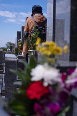 青空の下、故人を偲ぶ日本のお墓参り