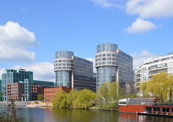 Fototapeta na wymiar Panorama am Fluss Spree im Stadtteil Moabit, Tiergarten, Berlin