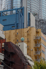 六本木の街の風景　建ち並ぶカラフルなビルたち