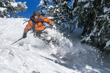 Sportlich Skifahren im freien Gelände