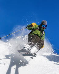 Sportlich Skifahren im freien Gelände