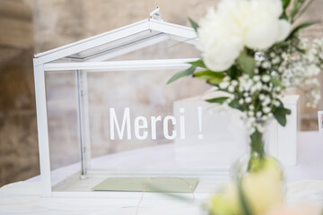 Fototapeta na wymiar mariage merci boîte enveloppe