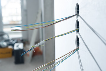 Dr&auml;hte f&uuml;r Elektroinstallation ragen aus der Wand in Neubau Geb&auml;ude