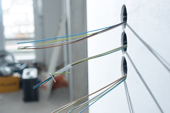 Dr&auml;hte f&uuml;r Elektroinstallation ragen aus der Wand in Neubau Geb&auml;ude