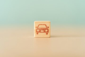 車のマークが載った木のブロック