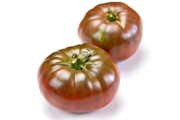 tomate rouges et noires sur un fond blanc